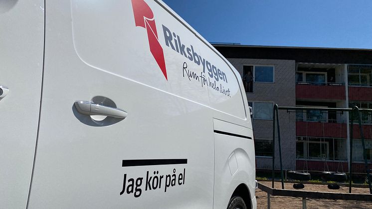 En av Riksbyggens nya transportbilar fotograferad på Brf Opalen i Norrköping. Brf Opalen har gjort en jättelik investering i solpaneler och kommer att kunna ladda elbilar med egen el.
