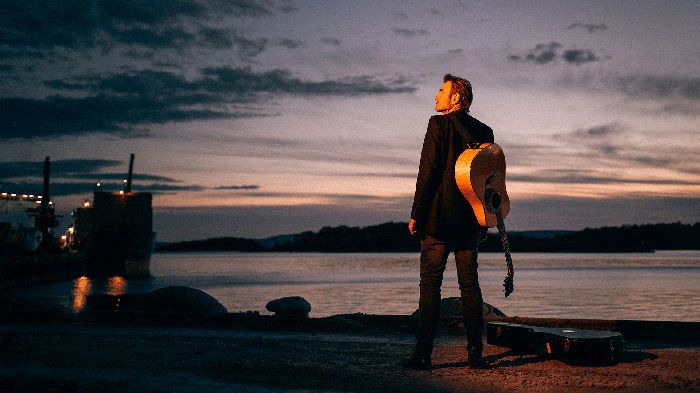 Lasse Kolsrud har sjølv vore på sjøen, lik karakteren han skal spele; Lauritz Moe. Foto: Magnus Skrede.