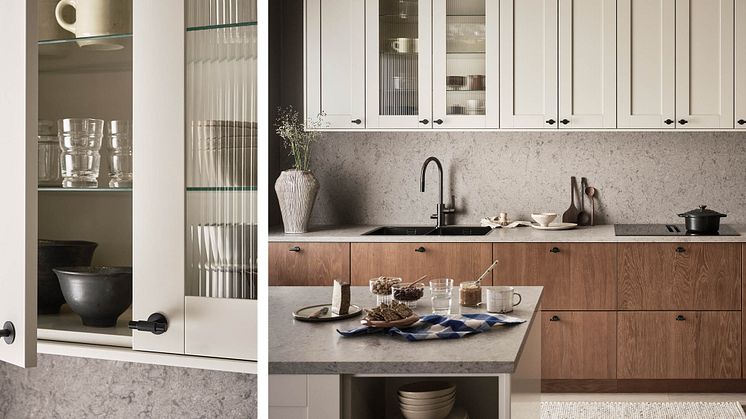 Vitrineskap - Studio østersbeige kombinert med Wood eik beis lysebrun