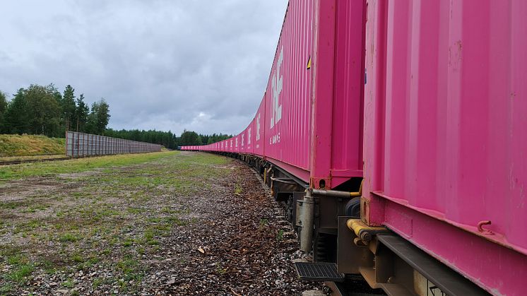 The new rail shuttle, loaded with sawn timber in magenta-colored ONE containers, will arrive in Gothenburg on Monday. Photo: Joakim Limberg.