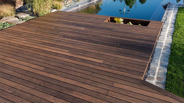 Dauerhaft haltbar und schön: Eine Holzterrasse aus Kebony