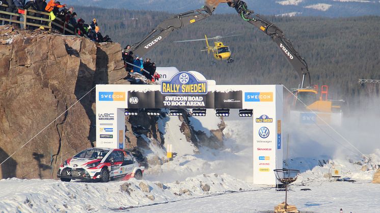 Slutsegraren Jari-Matti Latvala ger allt i ”Swecon Road to Rock Arena” under slutsträckan av Svenska Rallyt.