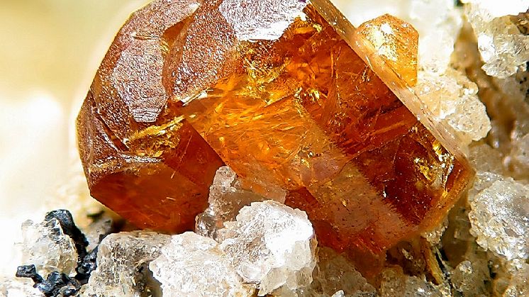 REE-karbonaten bastnäsit, idag ett av världens viktigaste malmmineral för utvinning av sällsynta jordartsmetaller, upptäcktes och beskrevs ursprungligen 1838 av Wilhelm Hisinger i prov från Bastnäsgruvorna i Bergslagen. Foto: C. Rewitzer, Wikimedia