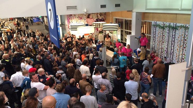 Stor uppslutning på IKEA Bäckebol vid turordningsdragningen för BoKlok Älvringen som ska byggas i Älvängen