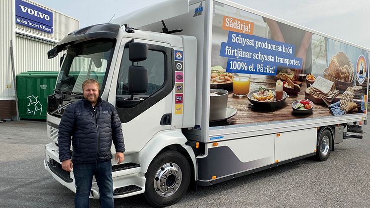 Andreas Braun, vd Polfärskt Stockholm Syd framför Polfärskts första eldrivna brödbil 