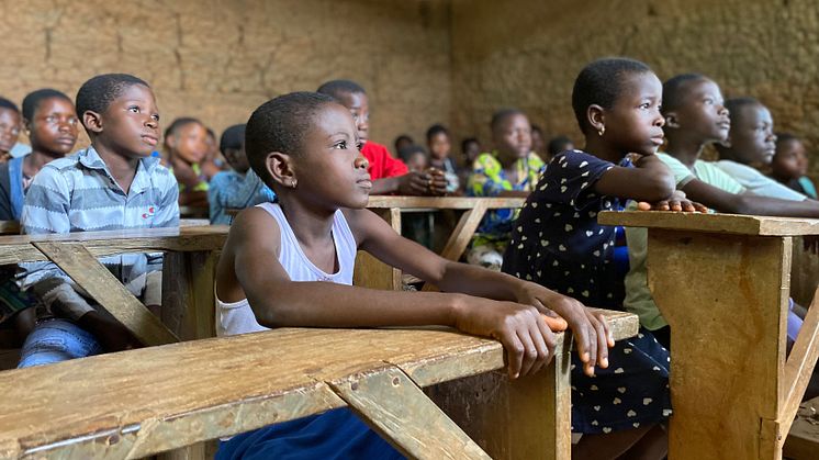 Barn i Togo behöver inte längre jobba i stenbrott. De får nu gå i skolan istället för att arbeta. Foto: Johanna Litsgård Lebourne