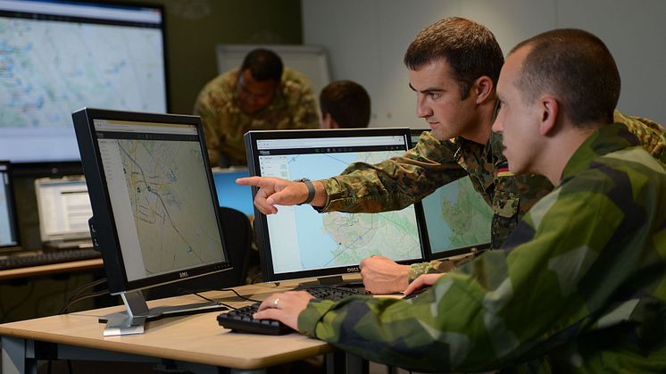 img1236_01_de_soldiers-looking-at-sitaware-on-screens.jpg