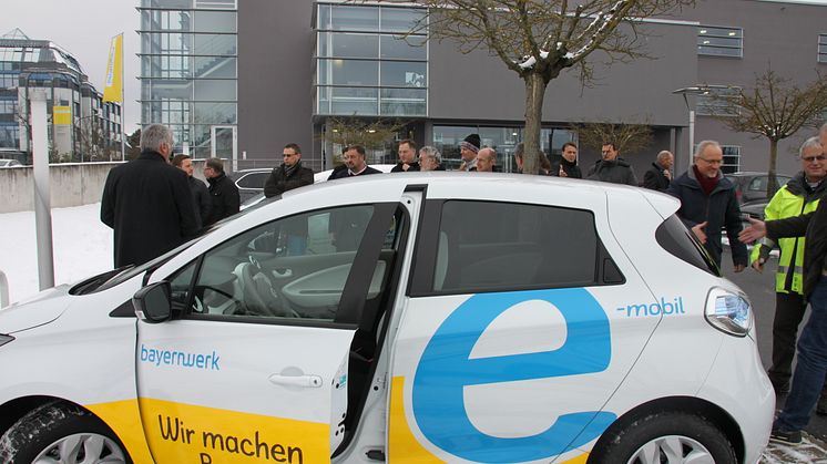 Die anwesenden Bürgermeister aus dem Weidener Raum hatten unter anderem die Möglichkeit, ein E-Auto Probe zu fahren.