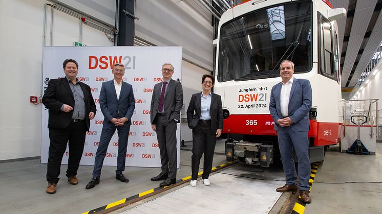 Heike Heim (Vorstandsvorsitzende DSW21, 2.v.r.), Ulrich Jaeger (Verkehrsvorstand DSW21, Mitte), Jörg Jacoby (Finanzvorstand DSW21, 2.v.l.), Harald Kraus (Arbeitsdirektor DSW21, l.) und Ralf Habbes (Betriebsleiter und Prokurist Technik, r.) gaben am 2