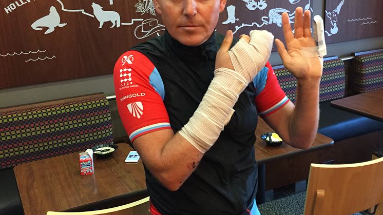 Måns kör vidare med händerna i bandage! 
