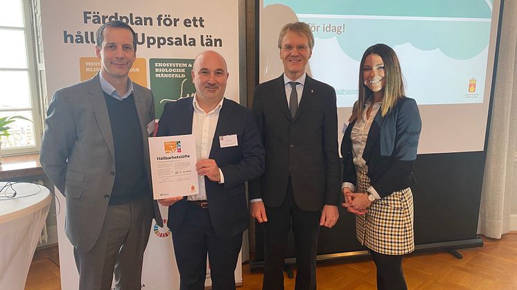 Daniel Easter, André Limon och Armina Nilsson från Saint-Gobain Sweden AB tillsammans med Landshövding i Uppsala län, Göran Enander, i samband med löftesceremonin på Uppsala slott