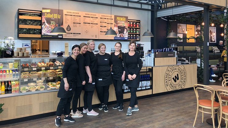 Store manager Linda Månsson (3:a från vänster) med personal, vid öppning av Wayne's Coffee i C4 Shopping i Kristianstad.