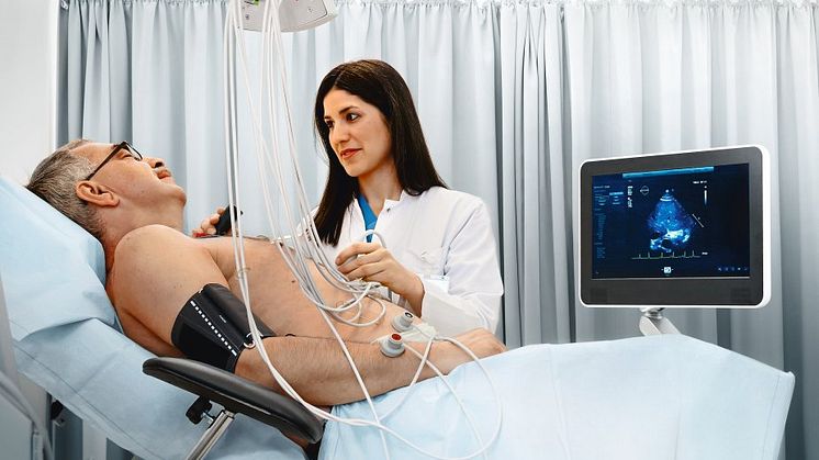 Cardiologist_examines_a_patient_1_65897_0Previewlarge