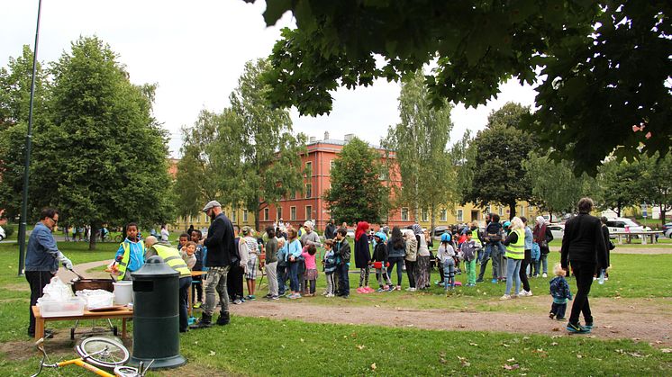 Pølsekøen strakte seg over store deler av plassen etter flere timer med lek og moro. Foto: Anine Johnsen
