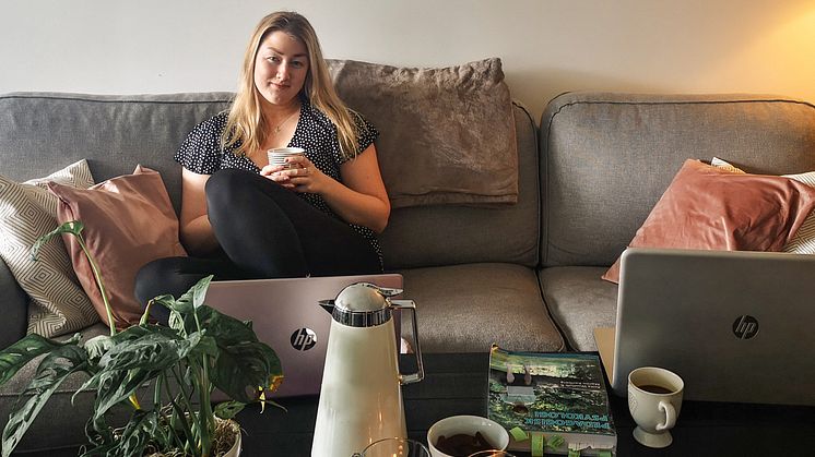 Grundlärarstudenten Linnea Sköld i en av sina nya studiemiljöer.