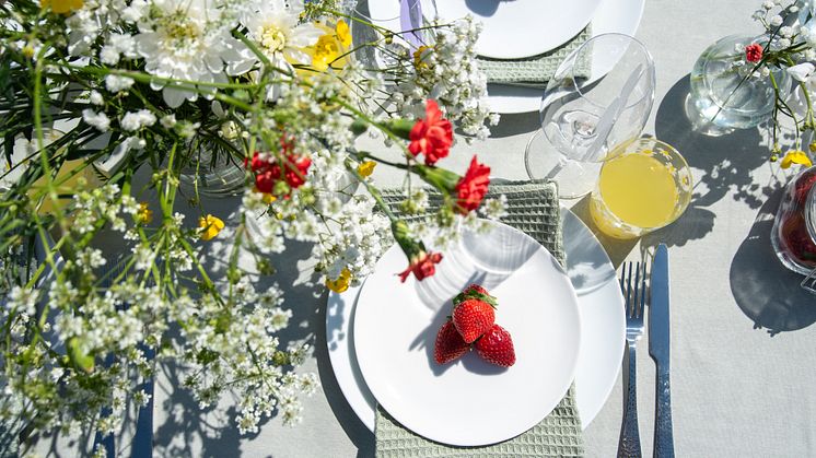 Midsommar-24-dukning-aÌng-serivs-Blank-glas-Maja-Berlin-vas-Bruket-bestick-Hammered kopiera.jpg