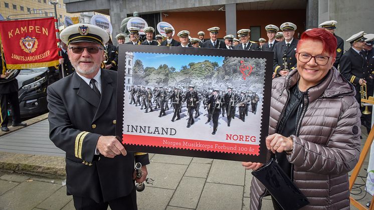Leder Gunnar Guttulsrød i Kampen Janitsjar og president Rita Hirsum Lystad i NMF viser fram frimerket med Kampen Janitsjar. Foto: Birger Morken