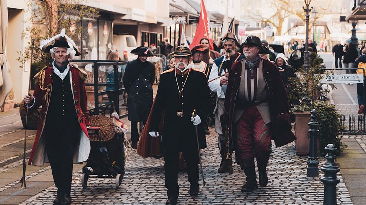 Traditionell zieht das Gefolge des Kieler Altbürgermeisters Asmus Bremer durch die Straßen der Stadt.