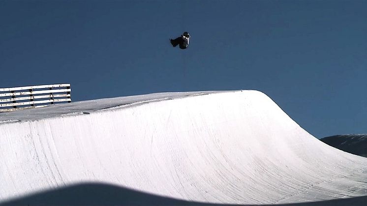 Se snowboardverdens wonderkid nr. 1, Scotty James, øve sig på sæsonen 2012 og OL i 2013