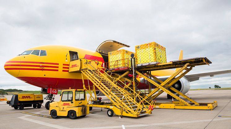 DHL levererar elektroniska racingbilar till Peking för invigningen av FIA Formel E-mästerskapen