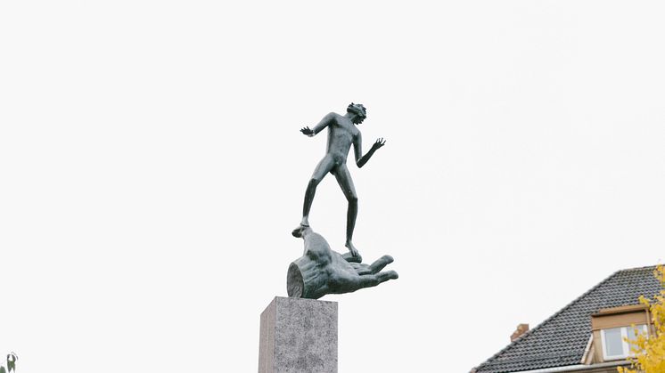 Carl Milles verk Guds hand finns nu på Karlsgatan 18, Västerås. 