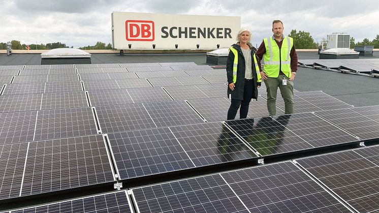 Solen driver DB Schenkers truckar i Skara