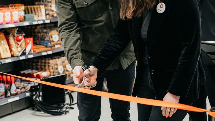 Nicholas Pettersson, VD på Willys och Maria Lorentzon, butikschef MatRätt Wieselgrensplatsen klipper bandet och inviger butiken