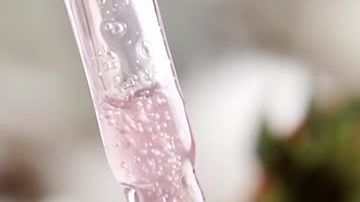 Éminence Strawberry Rhubarb Hyaluronic Serum