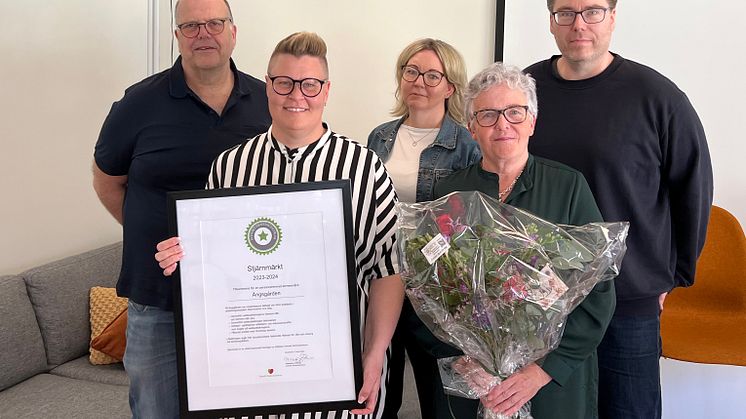 Sven-Gösta Pettersson, Hanna Nordvall, Eva Börjesson Öman, Ann-Christine Nedlund och Robert Winneborn firade att Ängsgården blivit stjärnmärkt. Foto: Helene Markström