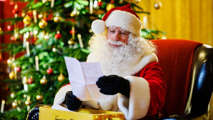 Seit heute ist der Weihnachtsmann wieder in Brandenburg! In Himmelpfort liest und beantwortet er die zahlreichen Briefe von Kindern aus aller Welt. Foto: Deutsche Post/Jens Schlüter. 