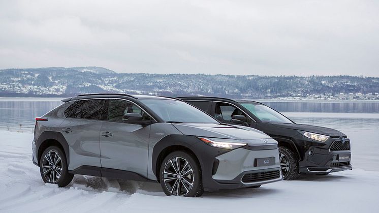 Toyota bZ4X besøker Nordvik. Foto: Toyota Norge. (Høyoppløselig bilde i bunnen av artikkelen).