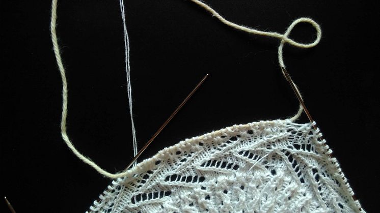 120.1) Knitting of a child’s hat resembling the illustrations, by combining the two Swedish and two different versions of the German instructions.  