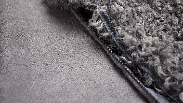 prydnadskudde_ullis_gra_closeup