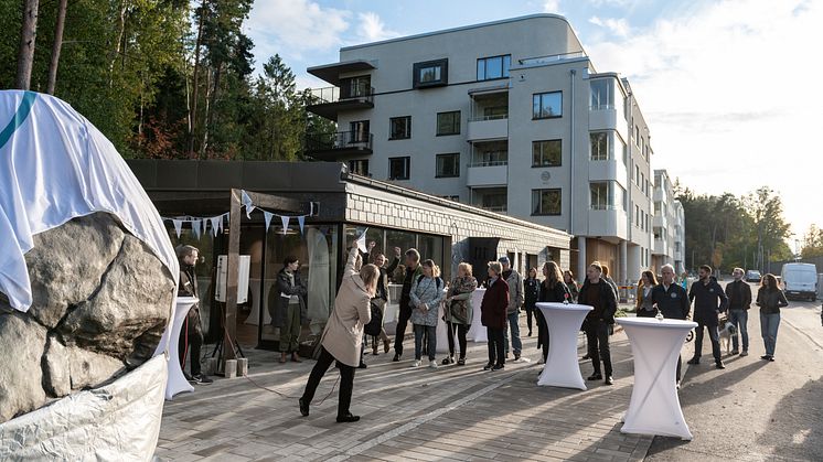 SKB har invigt 114 nya kooperativa hyresrätter och ett kunglikt (sic!) konstverk i Nockeby. Foto: baraBild