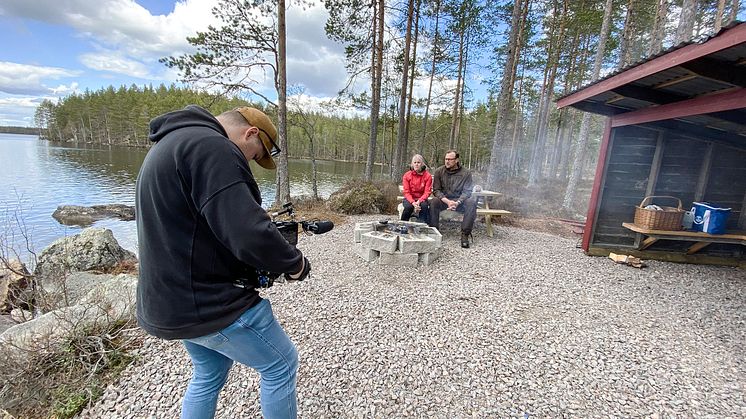 Alexander Winther filmar Ulrika Swan och Jonas Rantanen under inspelning av filmen "Tillsammans utvecklar vi Siljansbygden".