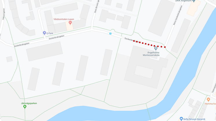 De röda prickarna markerar det nya gångfartsområdet på Sockerbruksgatan.