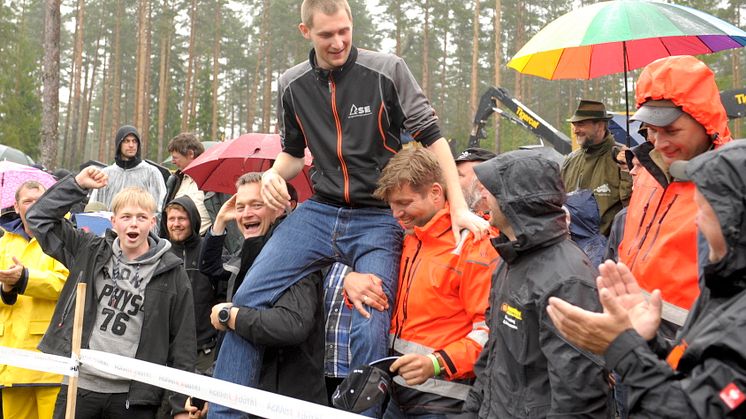 The new forwarder world champion, Daniel Bergmann of Germany, is praised by his fellow countrymen. Photo: Elmia AB