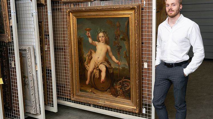 Prosjektansvarlig for Skeivt kulturår ved KODE, Mathias Skaset, foran maleriet «Bacchus som barn» i KODEs magasin