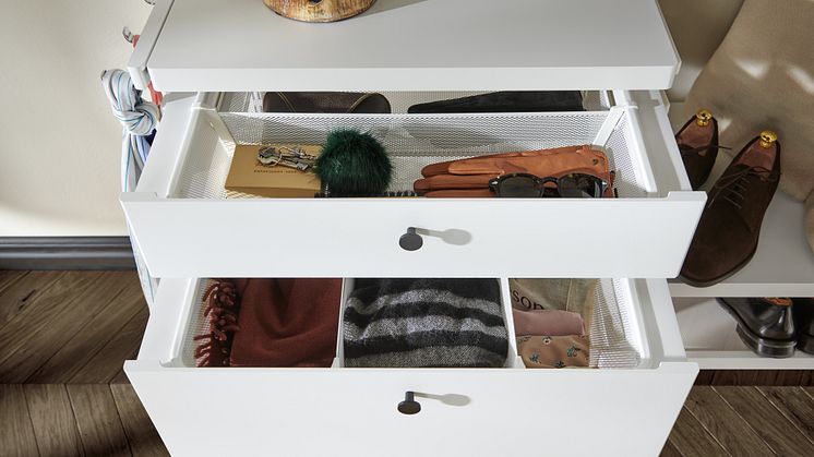 DK_Elfa-decor-closet-interior-hallway-drawers-1b_HIRES-high300