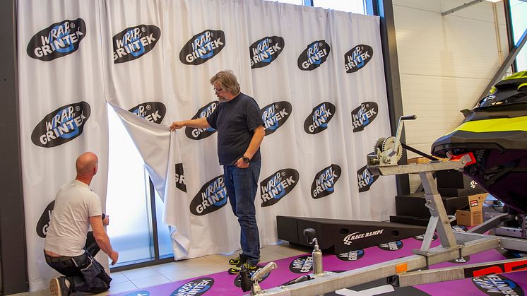 Disse gutta danser kanskje ikke samba, men de vet allerede mye om grafisk kvalitet på Samba gardintekstiler. Fagene er ca 150 cm brede og er festet sammen med borelås.