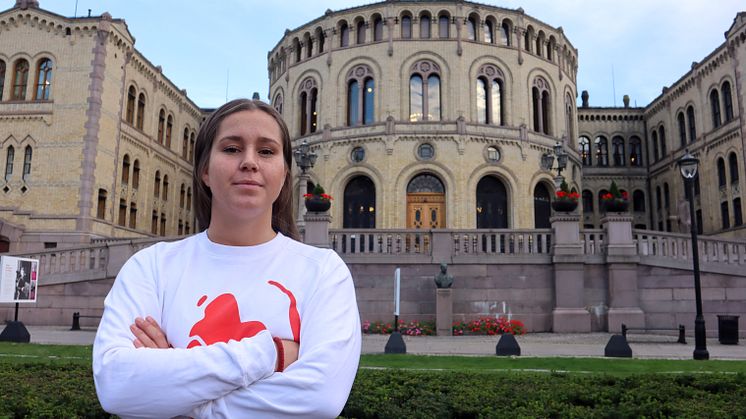 Naja Amanda Lynge Møretrø, leder i Changemaker, foran Stortinget.