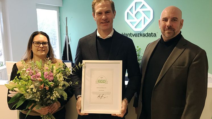 Hantverksdata får InExchange miljöpris för 2021. Hantverksdata representerades vid prisutdelningen av Fredrik Silfwerplatz (i mitten) och Caroline Gentzel och InExchange av Leo Agetoft. Foto: INEXCHANGE