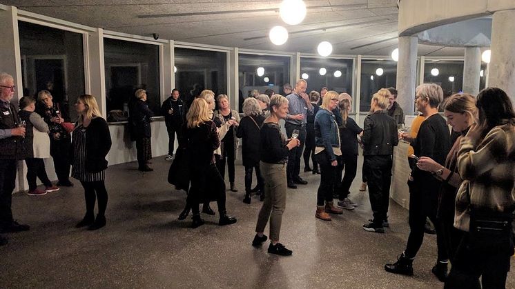 Turisme- og detailnetværkene startede mødet i toppen af Kildetårnet med et glas bobler fra Guldbæk Vingård. Foto: Anette Bruun