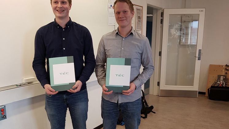 Jeppe og Mads er de første elektrikere, der er blevet udlært på den nye elektrikeruddannelse.