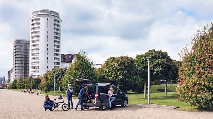 2017FordTourneoCourier_07