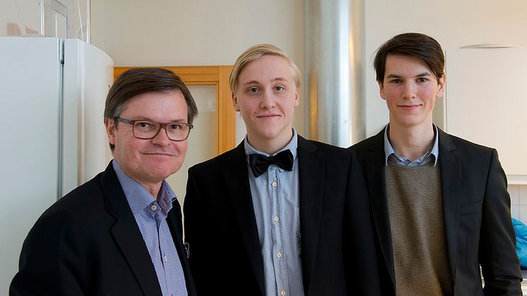 Elever på Carlforsskas Ekonomi- och Handelsskola samtalar med Kenneth Bengtsson, ordförande Svenskt Näringsliv