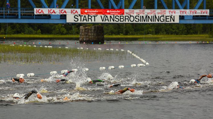 10.00 gick starten för Vansbrosimningen 2017. Foto: Andreas Hansson