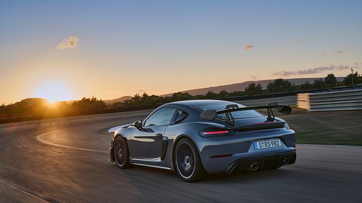 8 - 718 Cayman GT4 RS.jpg