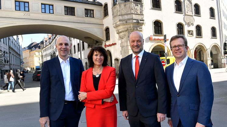Der Vorstandsvorsitzende Ralf Fleischer (3.v.li.) und seine Vorstandskollegen Stefan Hattenkofer (li,), Marlies Mirbeth (2.v.li.) und Dr. Bernd Hochberger (re.) stellten auf der Bilanzpressekonferenz die Zahlen des Geschäftsjahres 2018 vor.