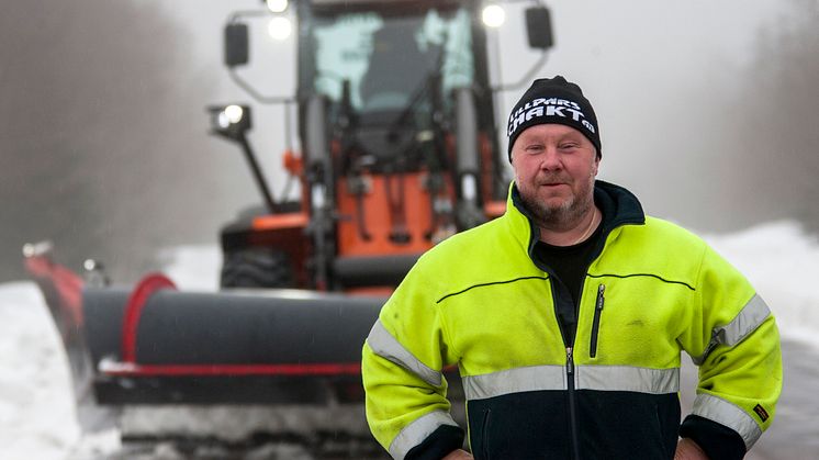 Pär "Lill-Pär" Höglund specialutrustade sin hjullastare för snöröjning av väg. Efter fyra säsonger fortsätter han på samma sätt, nu med en Hitachi ZW180PL-6 av senaste modell. (Foto: Mats Thorner)
